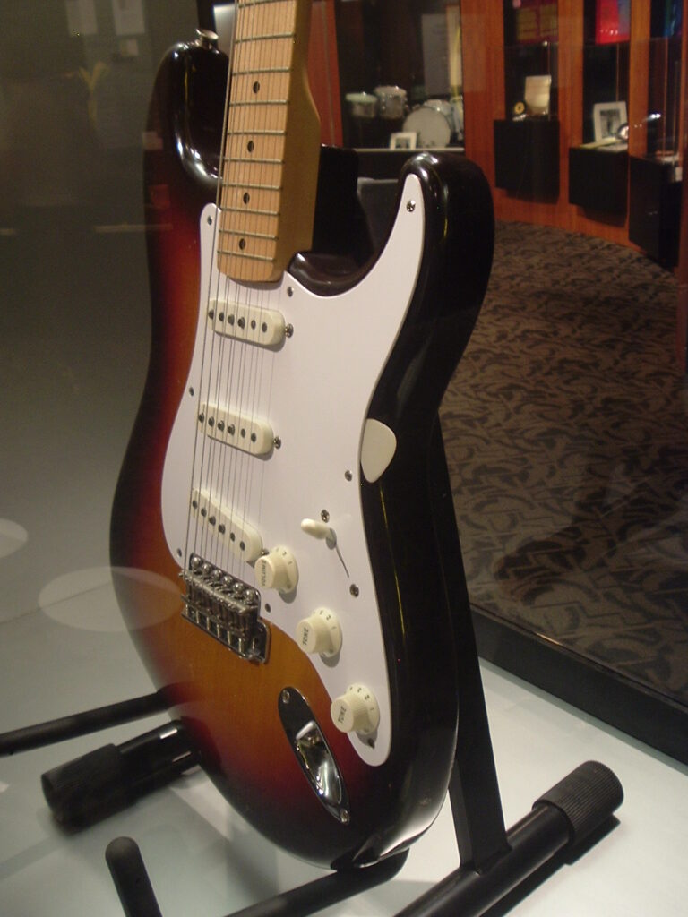 Ikonická kytara Fender Stratocaster, nakterou Buddy Holly hrál.