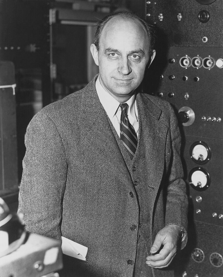 Enrico Fermi, který se ničeho nezalekne a provede první štěpnou reakci.