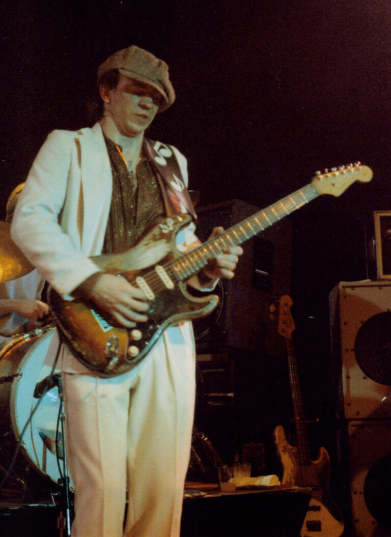 Kytarová legenda Stevie Ray Vaughan předvádí svá kouzla v roce 1983.
