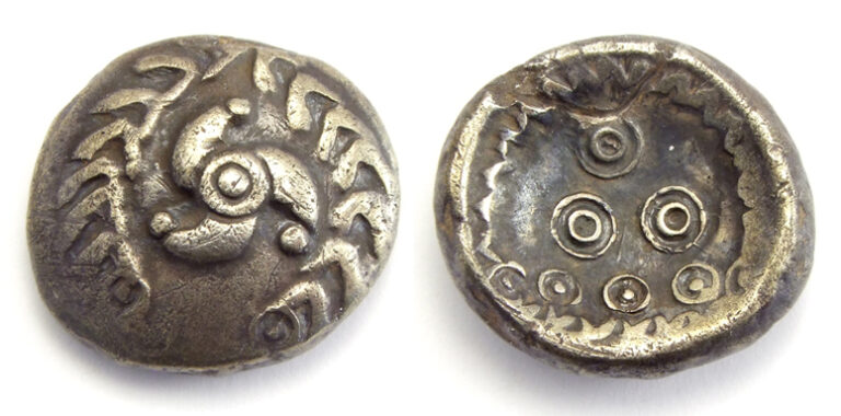 Duhovka, drobná keltská mince, kterých je na místě bývalého oppida nalezeno více než 200.