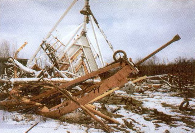 Na místo, kde dříve stál obrovský stožár, dnes zbyly jen trosky.