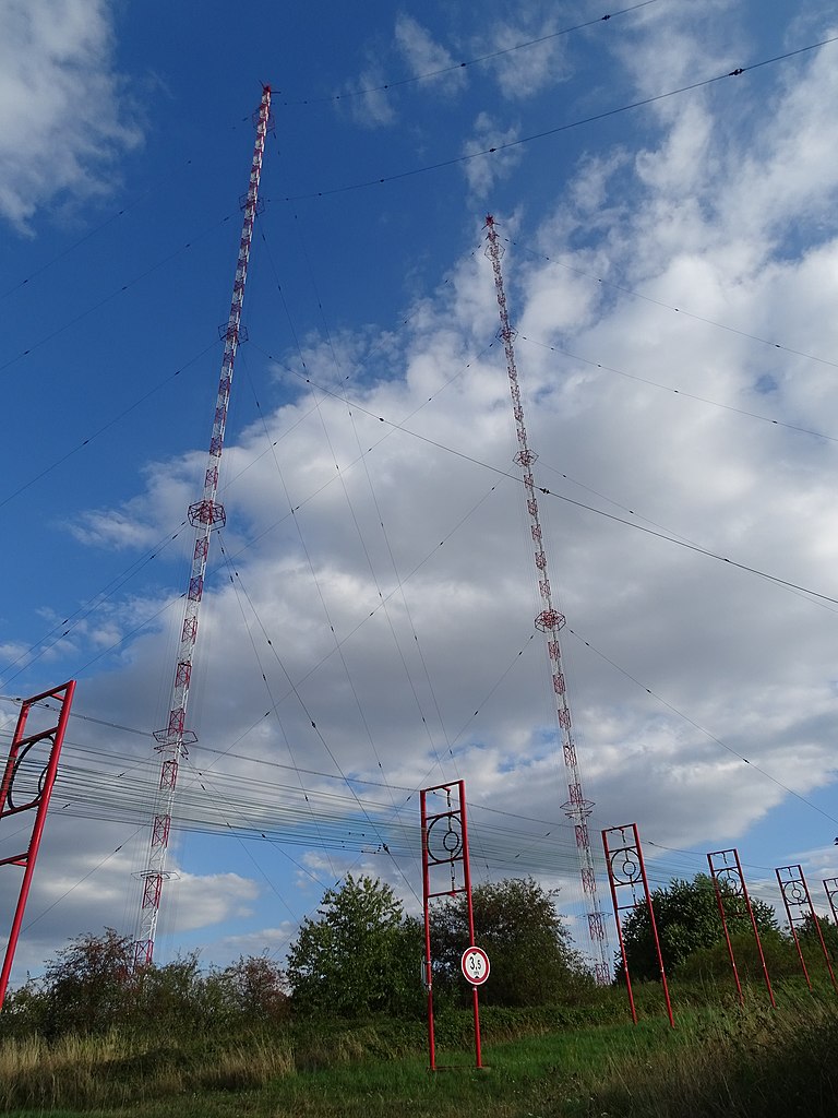 Vysílač Liblice B se majestátně tyčí nad krajinou u Českého Brodu.