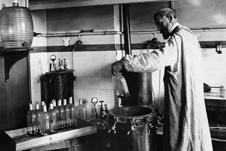 Louis Pasteur provádí výzkumy ve své laboratoři. Foto: Neznámý autor/Creative Commons/Public Domain