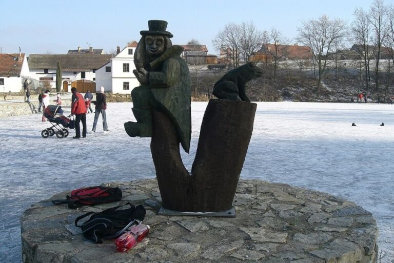 Socha vodníka v Milevsku na stavidle Suchanova rybníka. Foto: Chmee2/Creative Commons/CC BY-SA 3.0