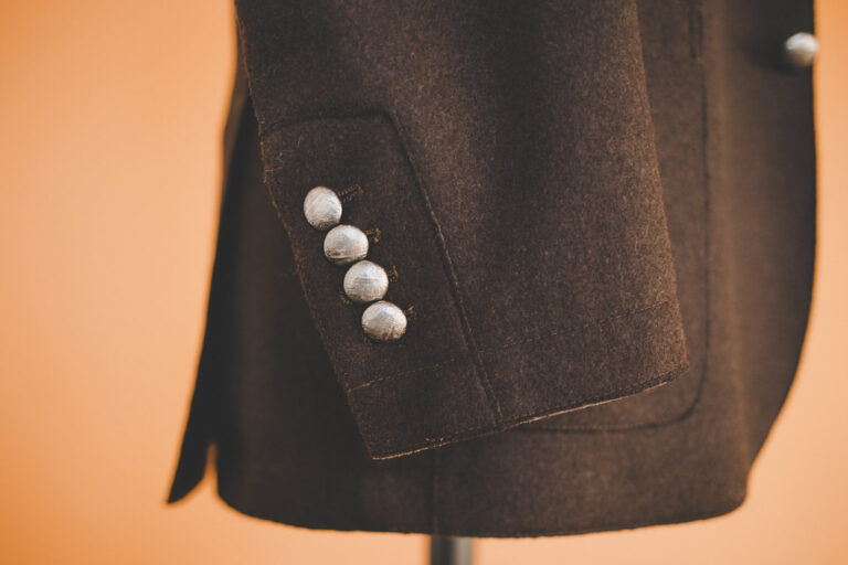 Knoflíčky na rukávu nemají často žádnou funkci.