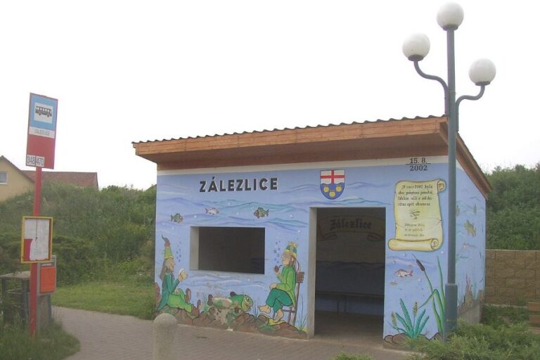 Vodníci namalovaní na autobusové zastávce v Zálezlicích v rámci vyznačení povodňové hladiny 15. srpna 2002, Foto: User:Miaow Miaow/Creative Commons/Public Domain