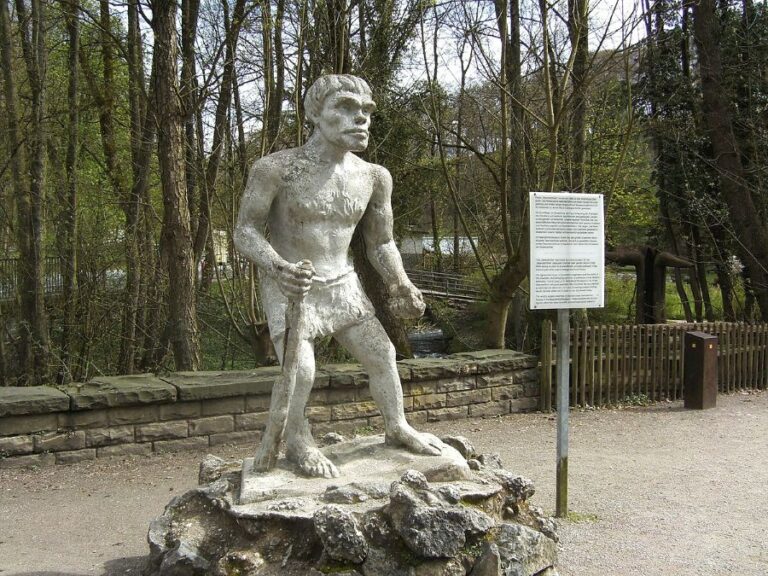 Nebyli to jenom chlupatí siláci. Neandertálci toho spoustu uměli a znali. Proč ale vyhynuli, na to jasnou odpověď zatím nemáme. Foto: Uniesert/Creative Commons/CC BY-SA 3.0