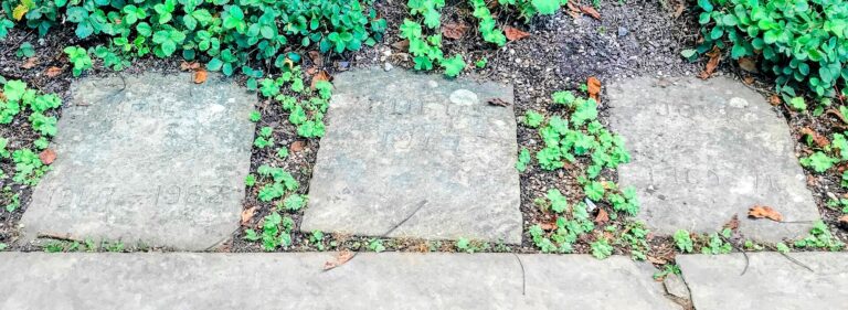 Hroby domácích mazlíčků Rufuse II., Rufuse a Jocka v Chartwellu. Foto: File:Pet graves at Chartwell.jpg/Creative Commons/CC BY-SA 4.0