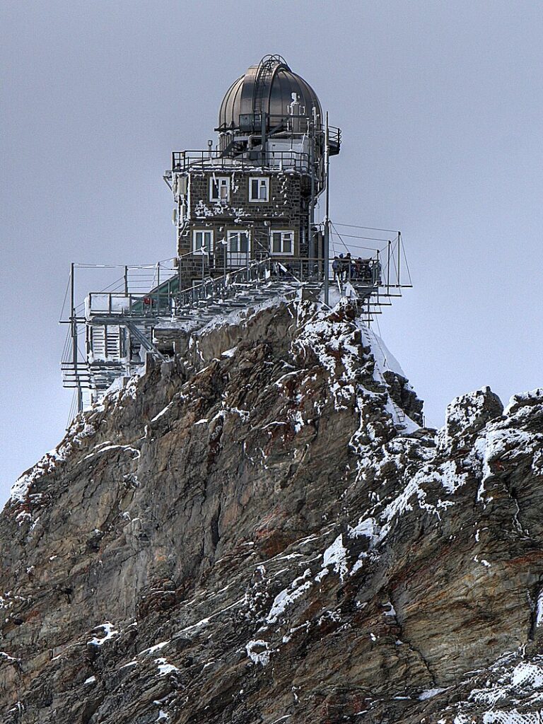 Observatoře, když to jde, se staví na co nejvyšších místech. Tam, kde není tolik světelného smogu a tam, kde jsou teleskopy nejblíž vesmíru.