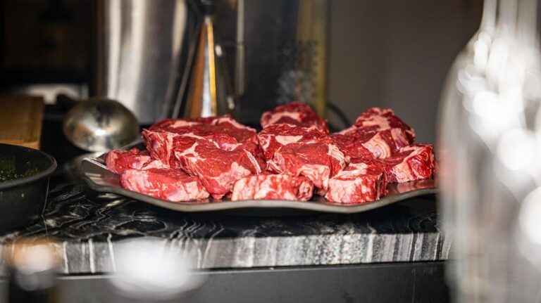 Zdrojem nemoci může být i nedostatečně tepelně upravené maso.