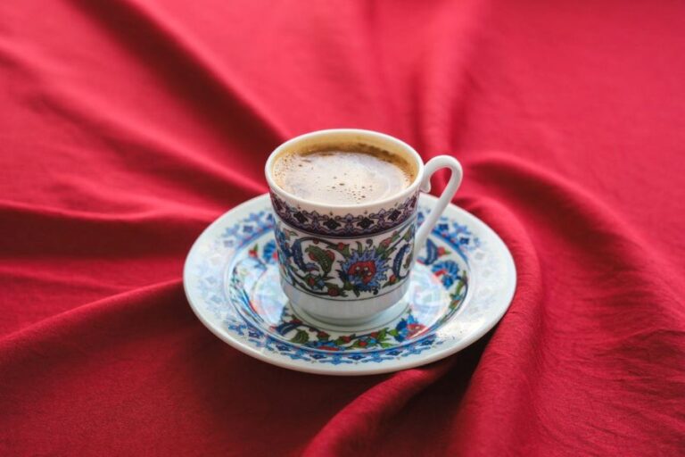 Spousta z nás si ráno bez kávy nedokáže představit. Foto: Pexels