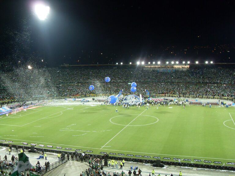 Na tomto stadionu nakoukl Escobar do velkého fotbalu. Domácí zápasy na něm hraje tým Atlético Nacional.