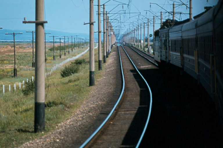 Rossija Express na Transsibiřské magistrále mezi Krasnojarskem a Irkutskem v létě 1981. Foto: Periphrastika/Creative Commons/CC BY-SA 4.0