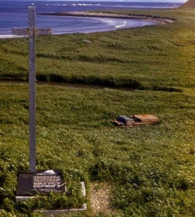 Beringův hrob na Beringově ostrově. Foto: Leon petrosyan/Creative Commons/CC BY-SA 4.0