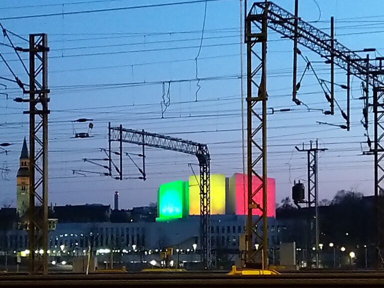 Solidaritu vyjadřuje celý svět - takto v barvách Srí lanky třeba Finsko.