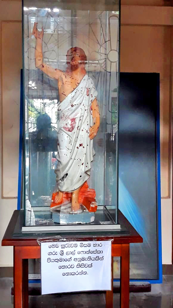 Vitrína s Kristem je po útocích zacákaná lidskou krví.