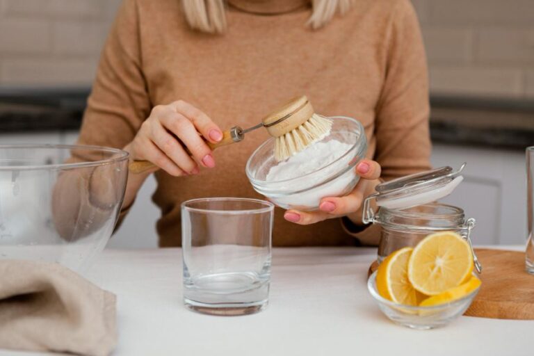 Úklid zvládnete s prostředky, na které narazíte běžně u vás doma. Foto: Freepik