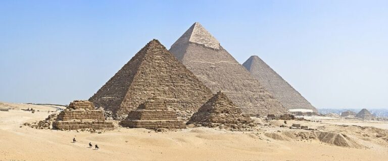 Tři hlavní pyramidy v egyptské Gíze. Foto: KennyOMG/Creative Commons/CC BY-SA 4.0