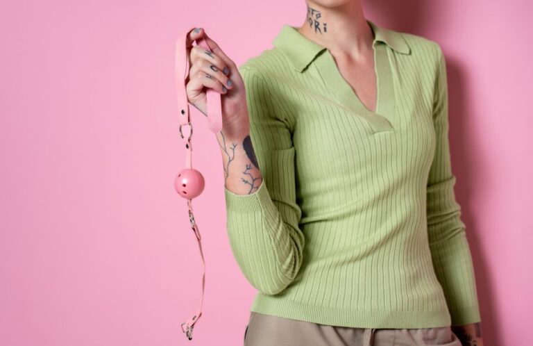 Nedejte na názor ostatních. Důležité je, jak se v oblečení cítíte vy sami. Foto: Freepik