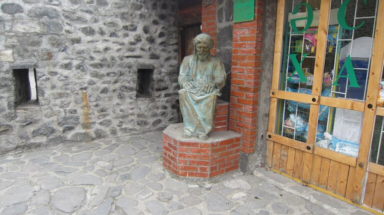 Dodnes je Avicenna připomínán na mnoha místech. Jeden z pomníků v Ázerbajdžánu.