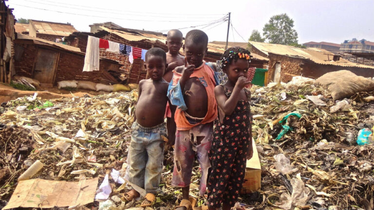 Ročně je kvůli dávnému zvyku zavražděno až 300 dětí.