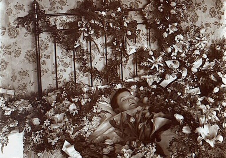 Posmrtná fotografie dítěte z 19. století. Foto:Neznámý autor/Creative Commons/Public Domain