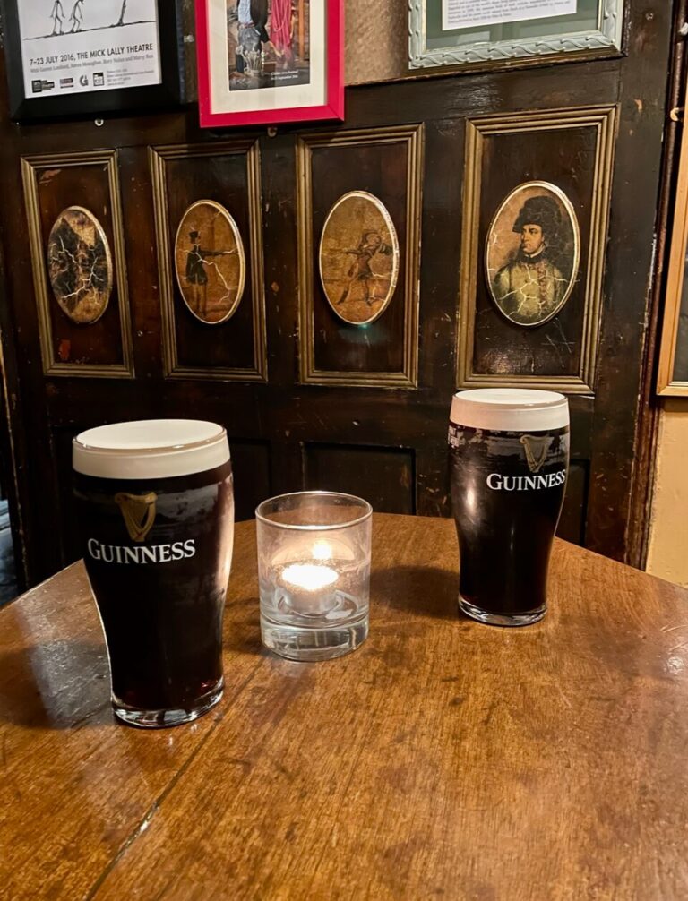 Guinessova kniha je skutečně úzce spojena s pivovarem Guiness, nejde o shodu jmen.