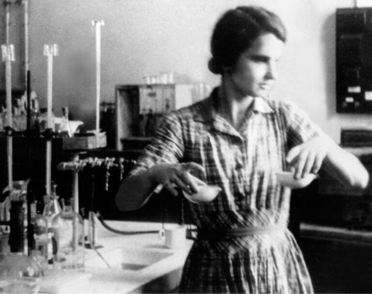 Káva podávaná v kelímcích byla tradicí v pařížské laboratoři Jacquese Meringa, kde Rosalind Franklinová pracovala v letech 1947–1950. Podle její biografky Anne Sayreové bylo období, které Franklinová strávila prací v Paříži, nejšťastnějším obdobím jejího života.