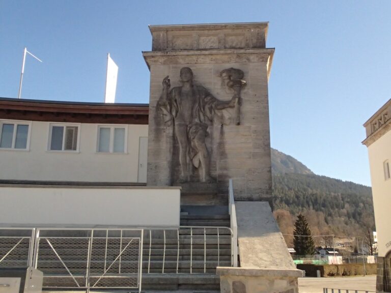 Část původní výzdoby olympijského stadionu v Garmisch-Partenkirchenu se dochovala do současnosti.