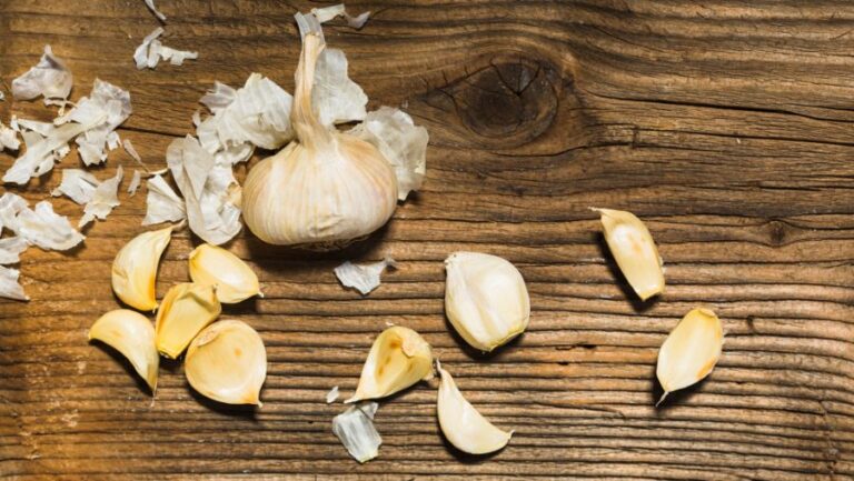 Největší léčebnou sílu má česnek, který oloupnete, rozmáčknete a necháte krátce odstát. Foto: Freepik