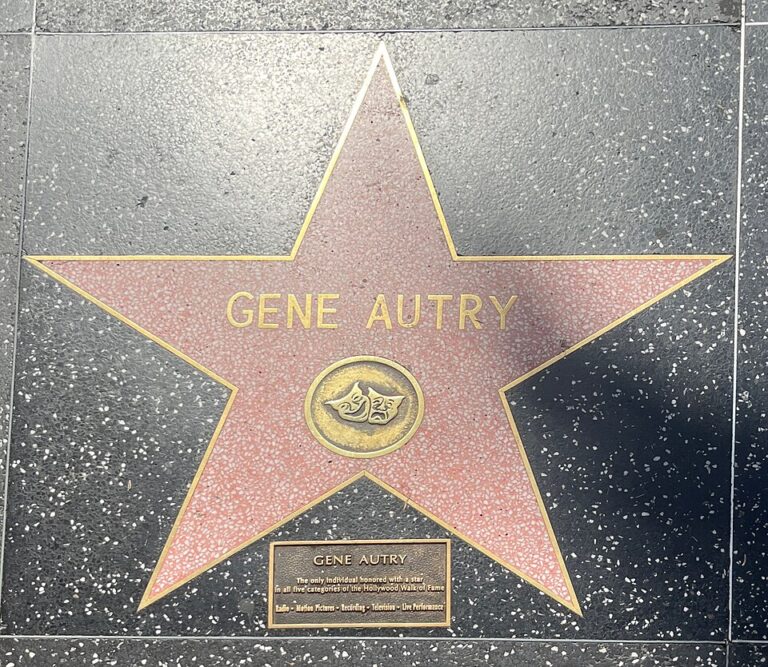 Některé celebrity nemají jen jednu hvězdu. Absolutním rekordmanem je zpěvák a bavič Gene Autry (1907–1998), který získal hvězdu ve všech původních pěti kategoriích.