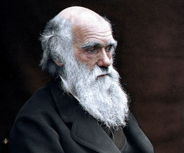 Charles Darwin se zachová čestně. Foto: Leonard Darwin, kolorováno Juliusem Jääskeläinenem/Creative Commons/CC BY-SA 2.0