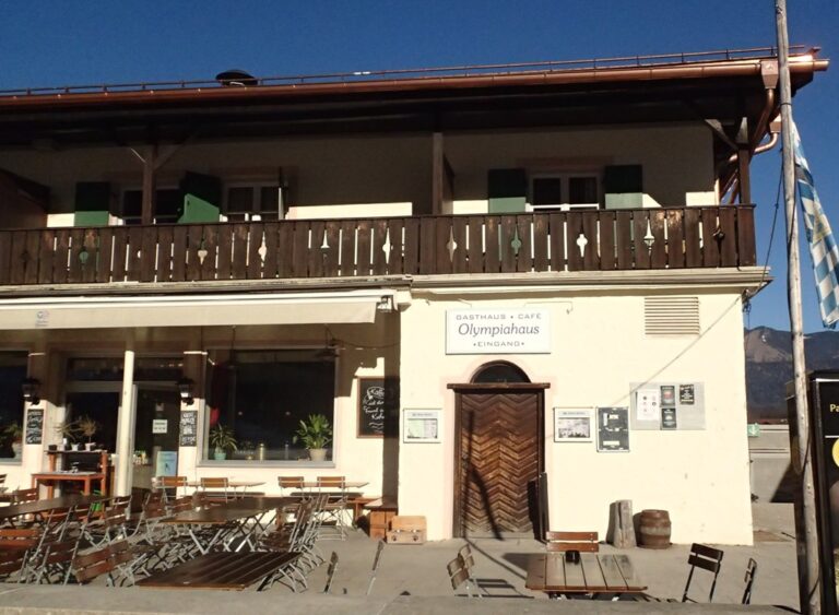 Z této terasy Olympijského domu v Garmisch-Partenkirchenu sledoval zahájení olympiády vůdce nacistického Německa Adolf Hitler.