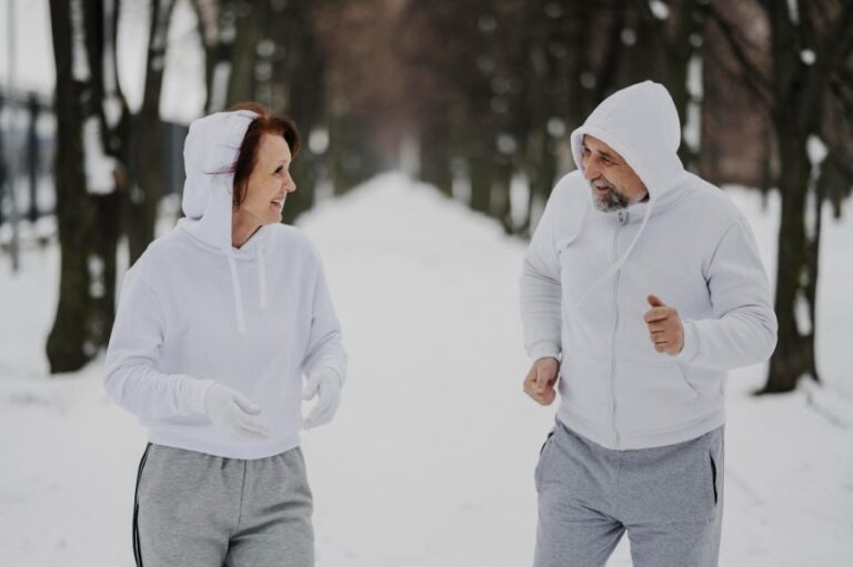 Pokud oblečení správně vrstvíte a nechybí pod ním termo prádlo, sportovních aktivit se nemusíte bát ani v zimě. Foto: Freepik