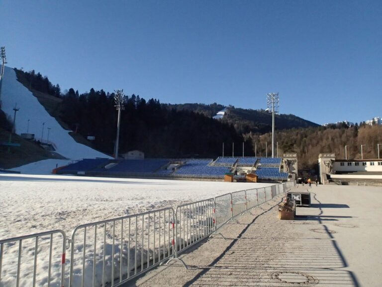 Centrální prostor olympijského stadionu v Garmisch-Partenkirchenu. Vlevo skokanské můstky.
