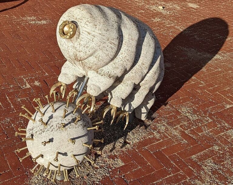 Socha Tardigrady., želvušky. Tento malinký hrdina bez potíží snese teploty od absolutní nuly až do 150 °C. Foto: FakirNL/Creative Commons/CC BY-SA 4.0