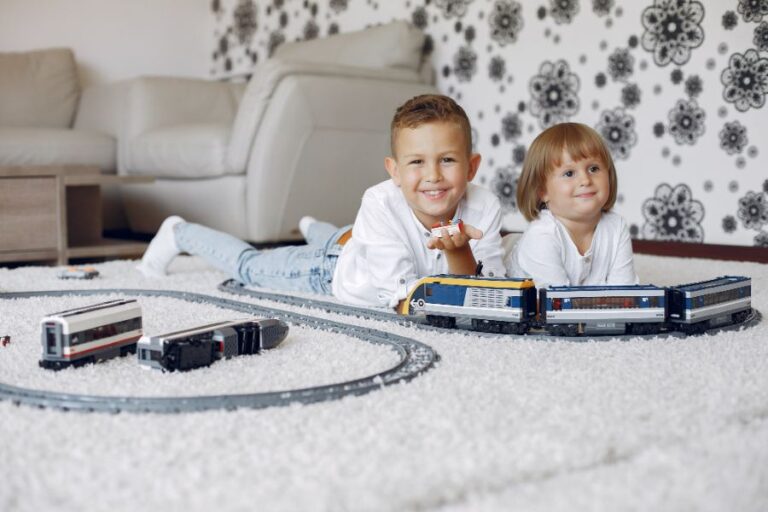 Kluk má rád vláčky, sbírá je a hraje si s nimi. A holka se k němu prostě přidá. Foto: Freepik