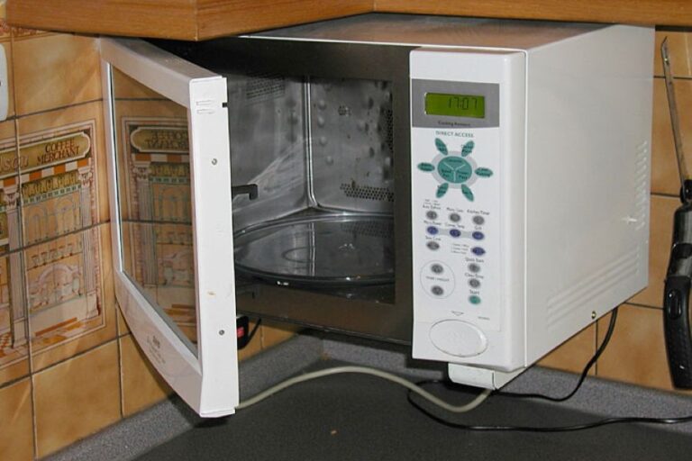 Mikrovlnka je dnes běžnou součástí domácností. Foto: Adrian Pingstone/Creative Commons/Public domain
