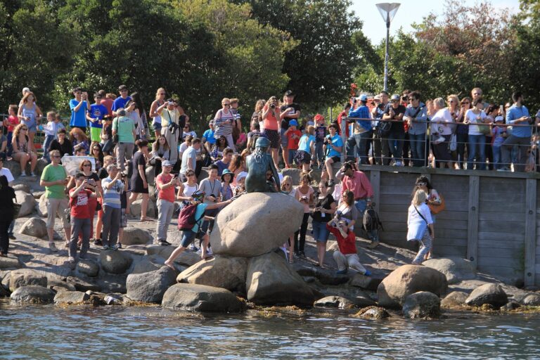 Každý den je socha obklopena davy turistů.