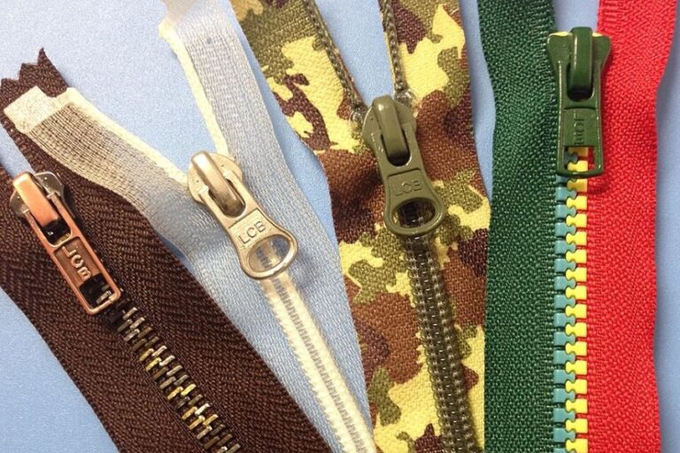 Příklady různých zipů. Dnes jde o naprosto běžnou součást našich oděvů. Foto: Woodbine9/Creative Commons/CC BY-SA 4.0