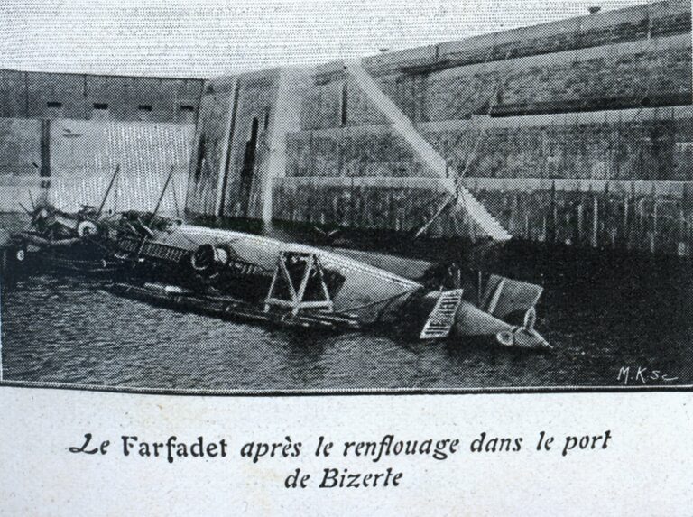 Poškozená ponorka v suchém doku