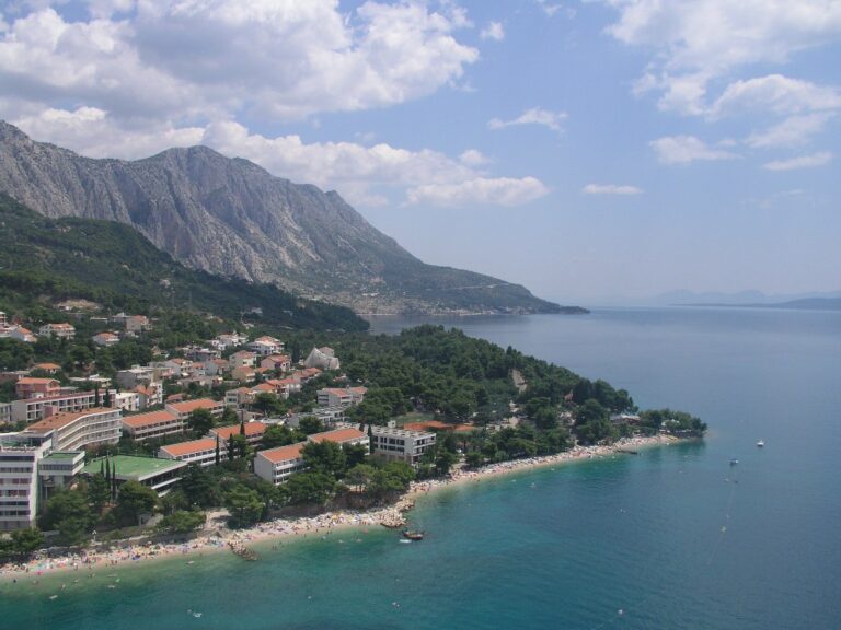 Již v roce 1936 zavedla cestovní kancelář Čedok tzv. jadranské vlaky.