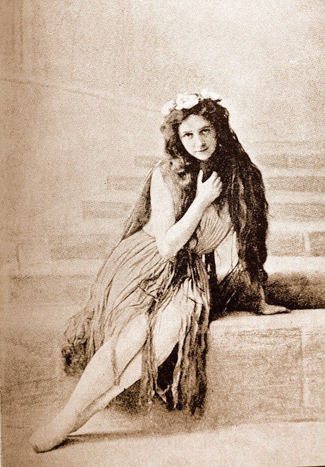 Socha má tvář baletky Ellen Priceová která si vílu zahrála v roce 1909.