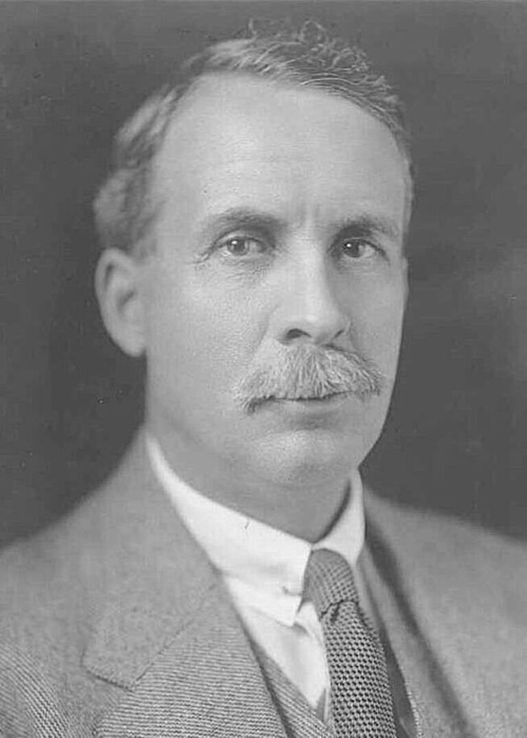 Ministr obrany Sir George Pearce nařídil armádě, aby populaci emu vyhubila. Dostal přezdívku „ministr války s emu.“ Foto: Neznámý autor/Creative Commons/Public Domain