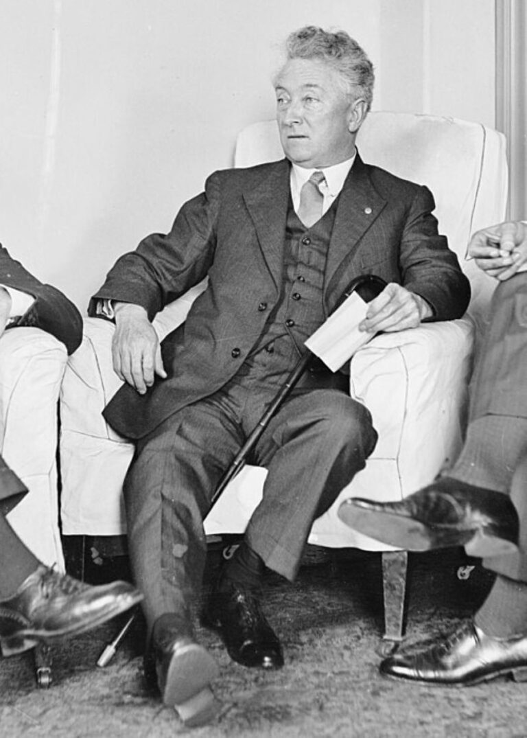 Australský premiér Joseph Lyons dostal otázku, jestli vojáci bojující s pštrosy dostanou za svůj výkon medaili. Foto: Fairfax/ Creative Commons/Public Domain