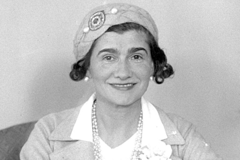 Slavná módní návrhářska Coco Chanel cardigany propaguje. Má proto praktický důvod. Foto: Los Angeles Times/Creative Commons/CC BY-SA 4.0