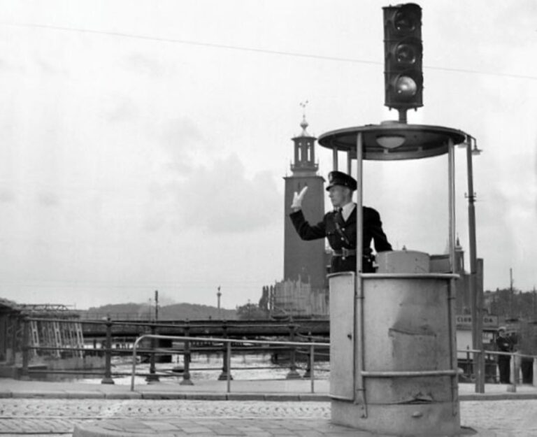 Takhle vypadal semafor ve Stockholmu v roce 1953. Foto: Olle Karlsson/Creative Commons/Public Domain