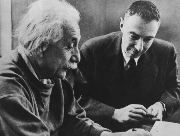 Oppenheimer má k dispozici tým hvězdných jezdců, slůvko ztratí i s Albertem Einsteinem.
