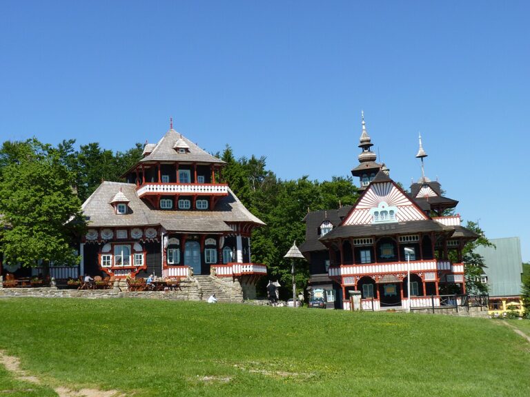 Do Beskyd lákal čerstvý vzduch a nádherná architektura (na snímku chaty Libušín a Maměnka na Pustevnách).
