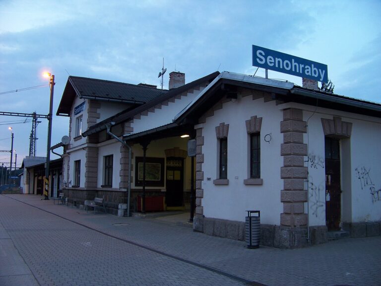 Nádraží v Senohrabech zažívalo během sezóny opravdový nával rekreantů.